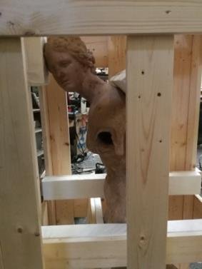 Sculptură fixată într-o ladă cu cadru de susținere